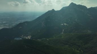航拍多云天气下泰山及其泰安市区风光镜头视频素材