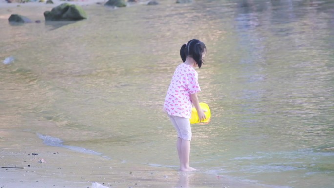 假日出游沙海儿童海边玩水