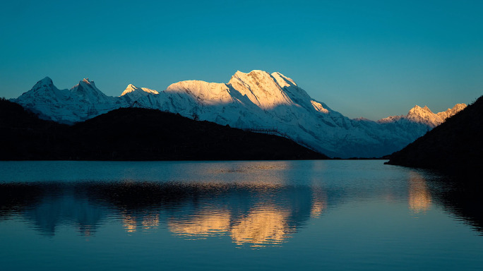 朗吉措 神湖 日出 雪山倒影 吉隆