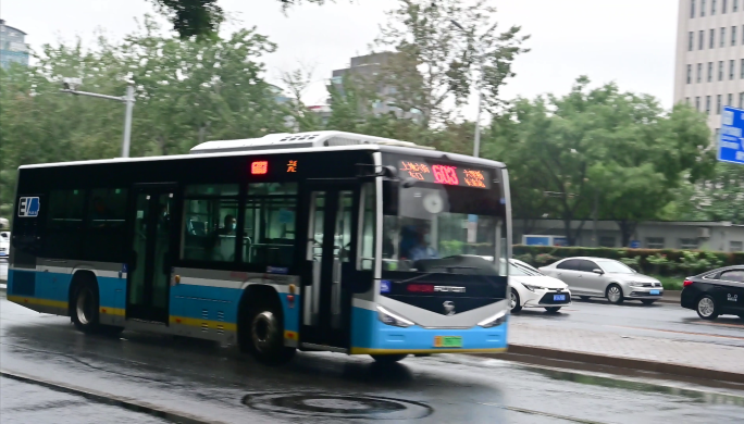 下雨城市上下班交通早高峰的人流和车流