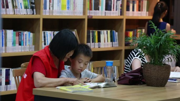 志愿者书房书屋书店暑假托管小朋友看书学习