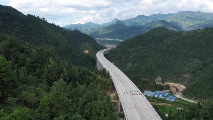 贵州：雷榕高速建设加快推进