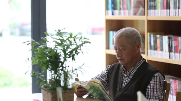 书房书店书屋白发老年人爷爷窗口认真看书