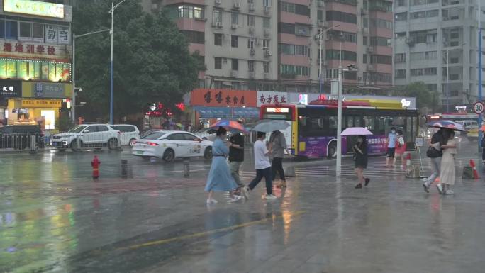 城市下雨雨伞车流
