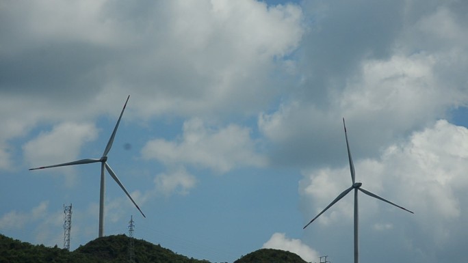 蓝天白云下的湖北恩施州利川市安家坝风电场