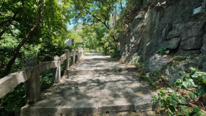 登山古道悬崖峭壁小路