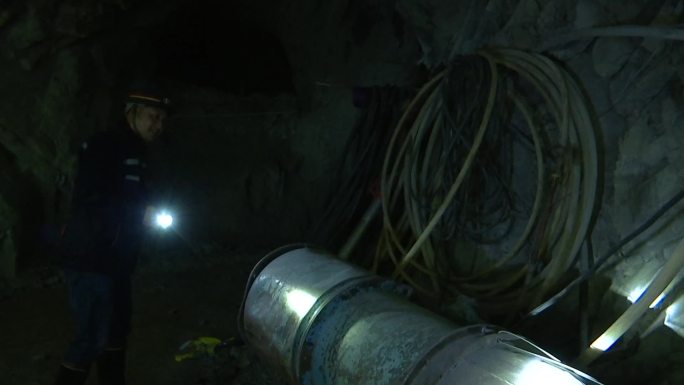 安监部门到矿山矿洞里检查管路线路安全措施