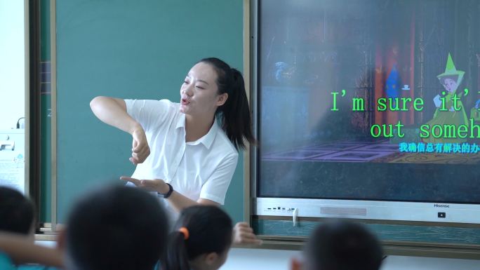 小学课堂孩子们上外语课与老师互动