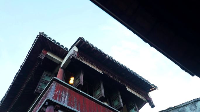 古镇上的中式房屋窗户外观