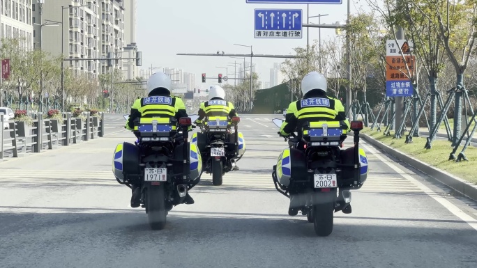 交警驾驶警用摩托在城市道路上巡逻