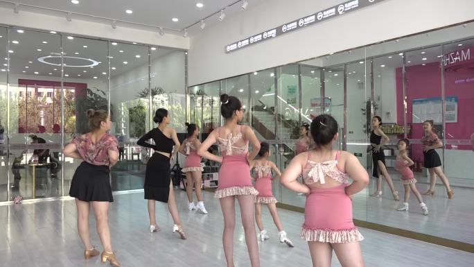 舞蹈学校教师老师教授拉丁舞艺术教育上课