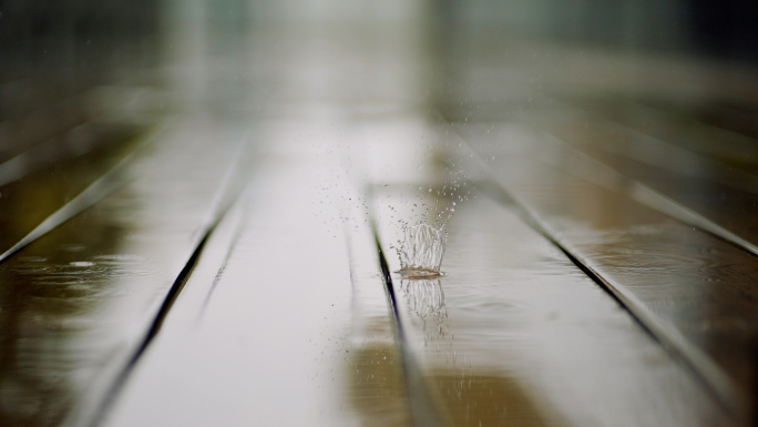 【4K】雨滴滴落溅起水花