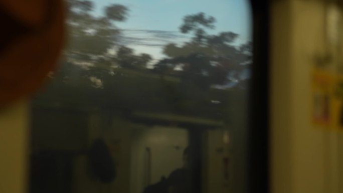 清晨在行驶的火车里朝着窗外看