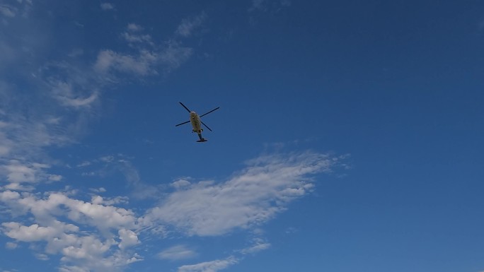 一架直升机从蔚蓝的天空飞过