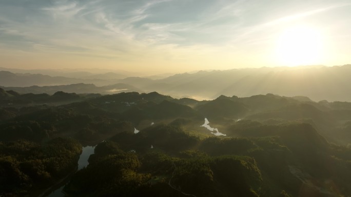 清晨穿过晨雾山川树林绿色生态日然风光