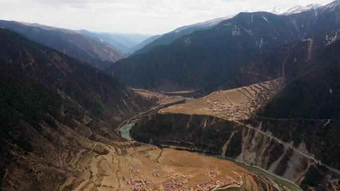 航拍高原风光 藏族村寨 美丽村落 山河