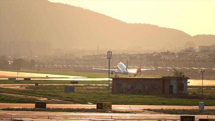 清晨，一架飞机迎着朝阳滑行起飞