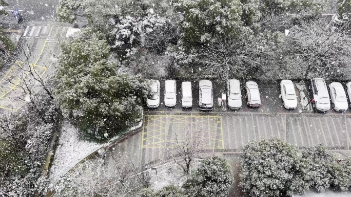 俯拍下雪天露天停车场