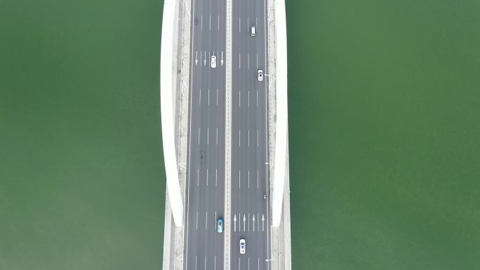 航拍汽车驶过临沂南京路沂河大桥