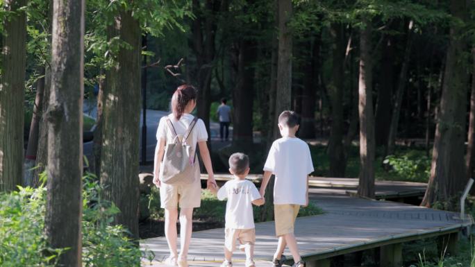 4K母子三人在森林公园中散步游玩