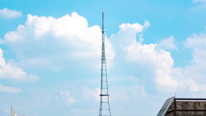 城市里的电视信号铁塔的蓝天白云延时视频