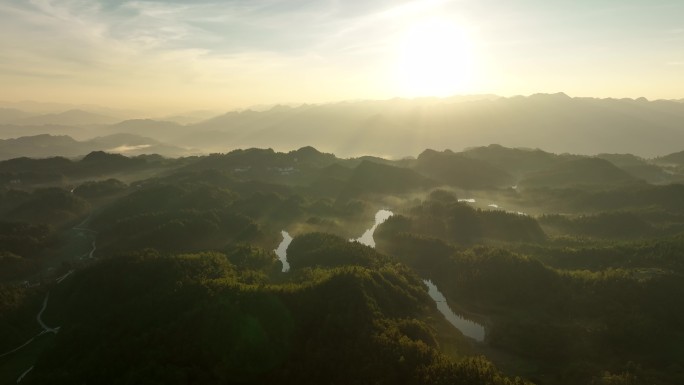 清晨穿过晨雾山川树林绿色生态日然风光