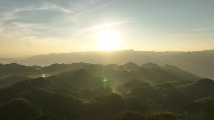 清晨穿过晨雾山川树林绿色生态日然风光