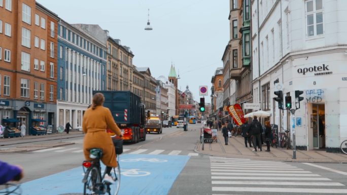 丹麦哥本哈根市区街景骑单车路人