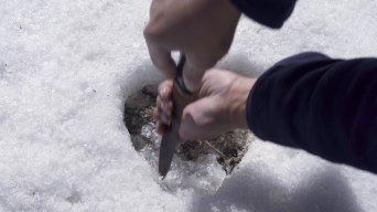 爱情 刻骨铭心 冰层上挖洞 心形 表达爱视频素材