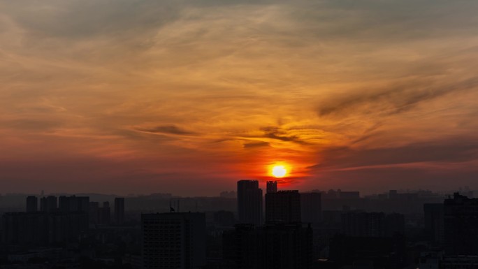 城市日出朝阳朝霞霞光城市天亮变焦推进延时