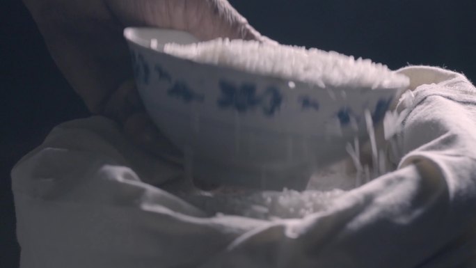 盛米 碗 舀米 米袋 舀一碗米