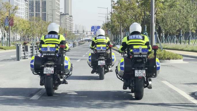 交警驾驶警用摩托在城市道路上巡逻