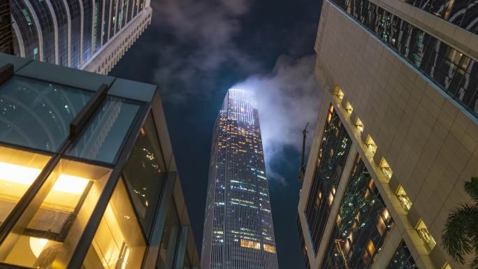 【4K】夜空云层雾气缭绕摩天大楼顶端