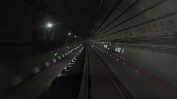 地铁穿梭隧道