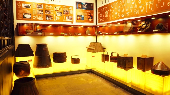 古代木质饭盒展览品