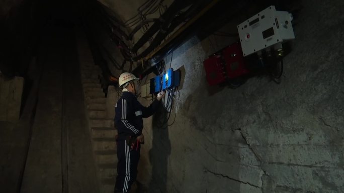 煤矿机修工在井下检查维修线路排除故障