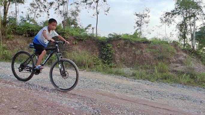 小孩骑车 骑自行车 山村孩子 顽皮小孩