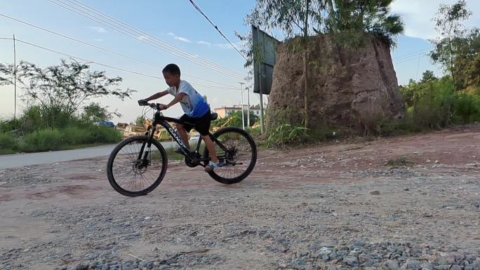 小孩骑车 骑自行车 山村孩子 顽皮小孩