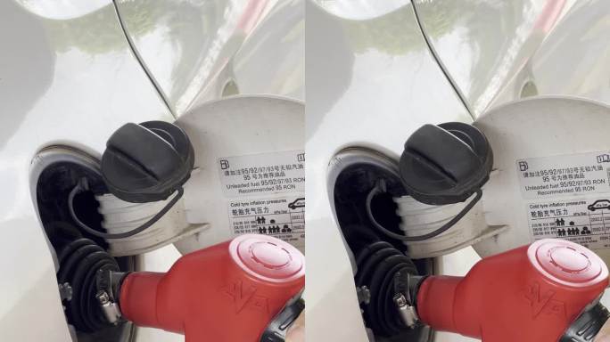 加油站给汽车加油