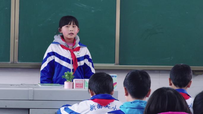 乡村小学生上台演讲