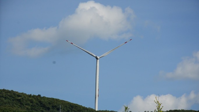 蓝天白云下的湖北恩施州利川市安家坝风电场
