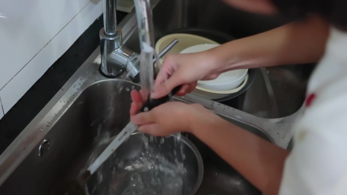 暑假学生在做家务洗碗