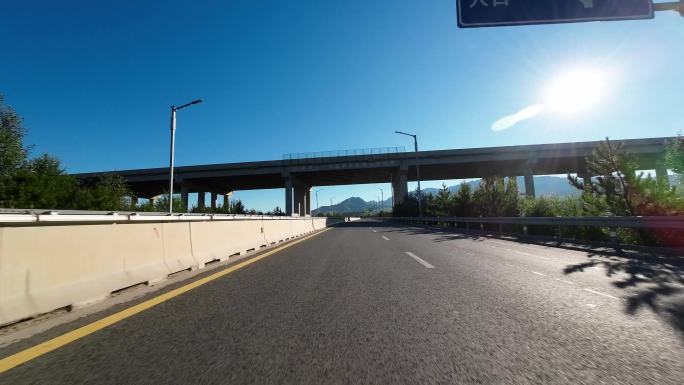 开车视角行驶在公路上  沿途风景