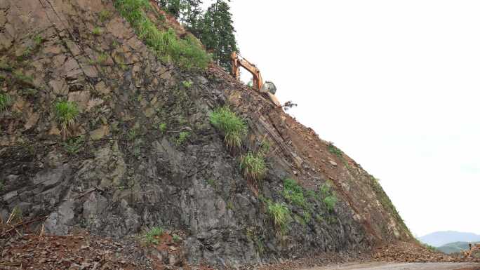 山体滑坡挖掘机施工抢险