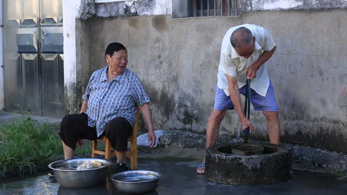 老家老人老夫妻农村古井打井水洗衣服生活