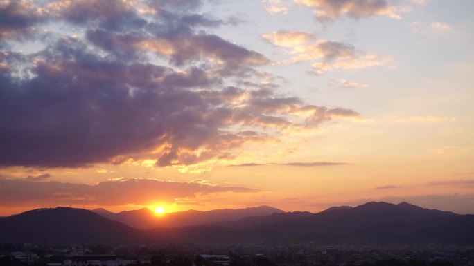 乡村日出阳光云朵延时山峰风景早上太阳升起