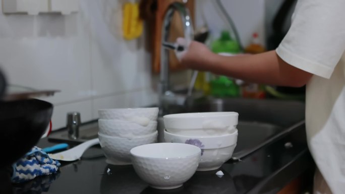 用化学洗涤剂清洗餐具