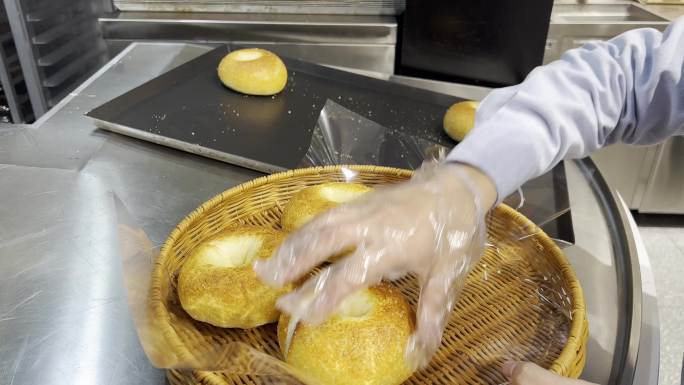 摆设烤制好的椰酥面包