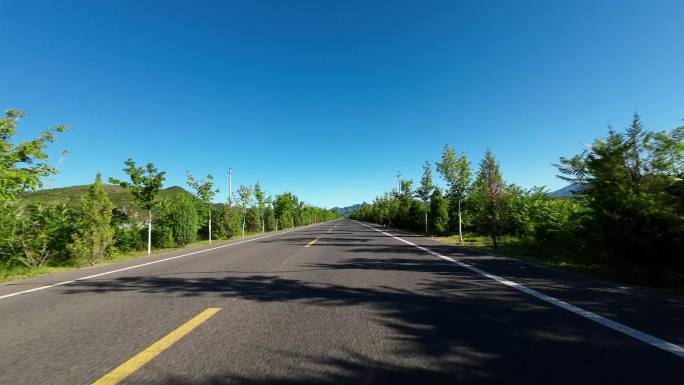 开车视角行驶在公路上  沿途风景