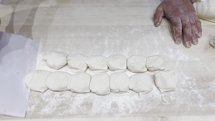 做饺子皮揉面团
